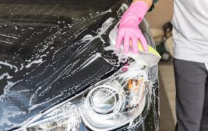 洗車中の車