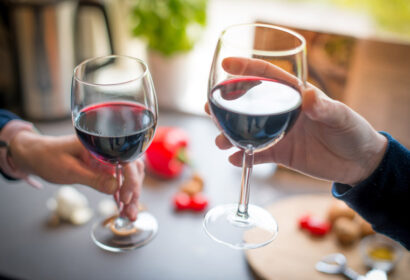 ワイングラスの正しい持ち方とは？ワインの基本マナーを徹底解説！