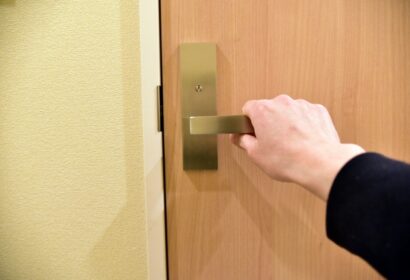 ドアがバタンと閉まる原因と防止方法を徹底解説！ アイキャッチ画像