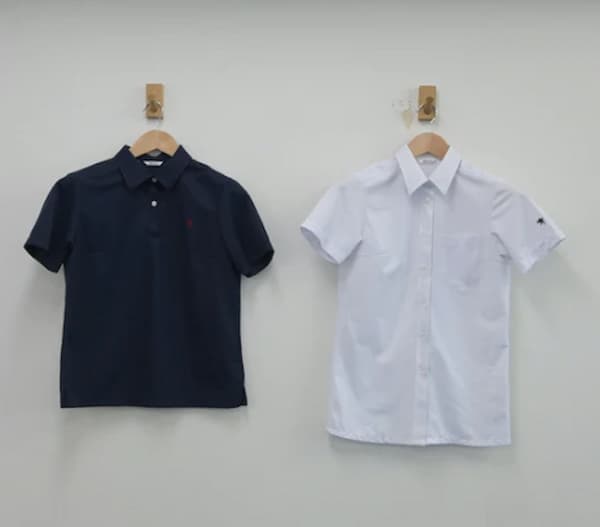 仙台育英学園高等学校のポロシャツと半袖シャツ